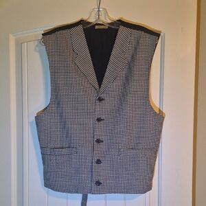 Classic Houndstooth Vest in Black and White